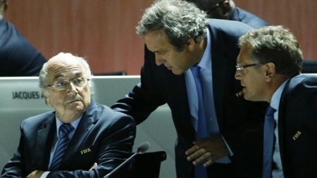 Sepp Blatter (trái), Michel Platini (giữa) và Jerome Valcke (phải) đều bị đình chỉ công tác trong 3 tháng.